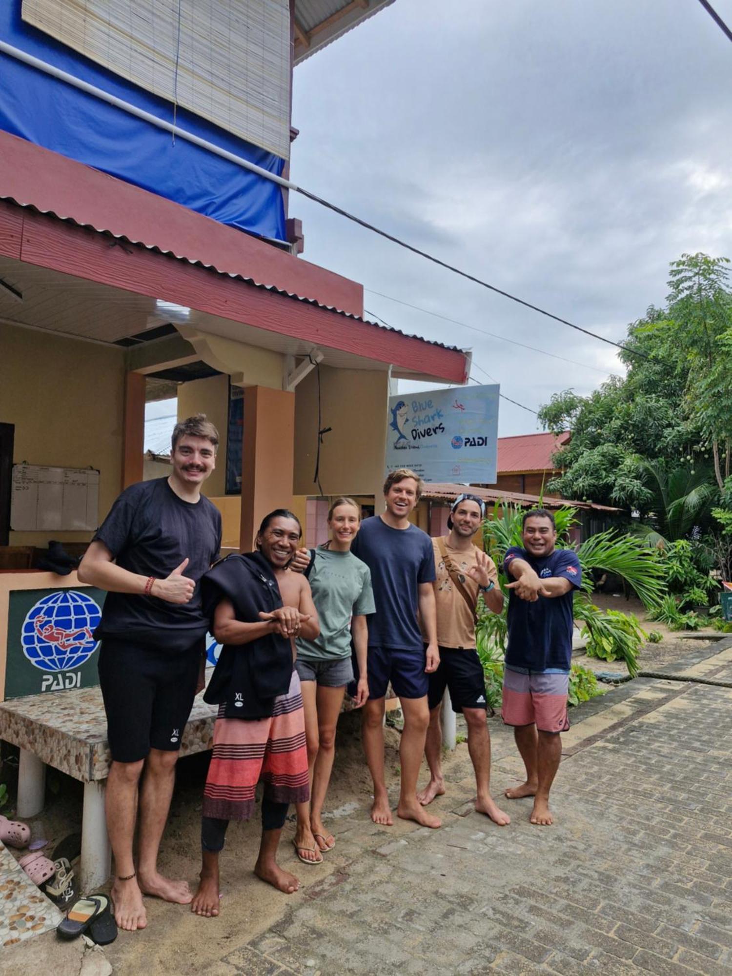Blue Shark Divers Bunaken Buitenkant foto