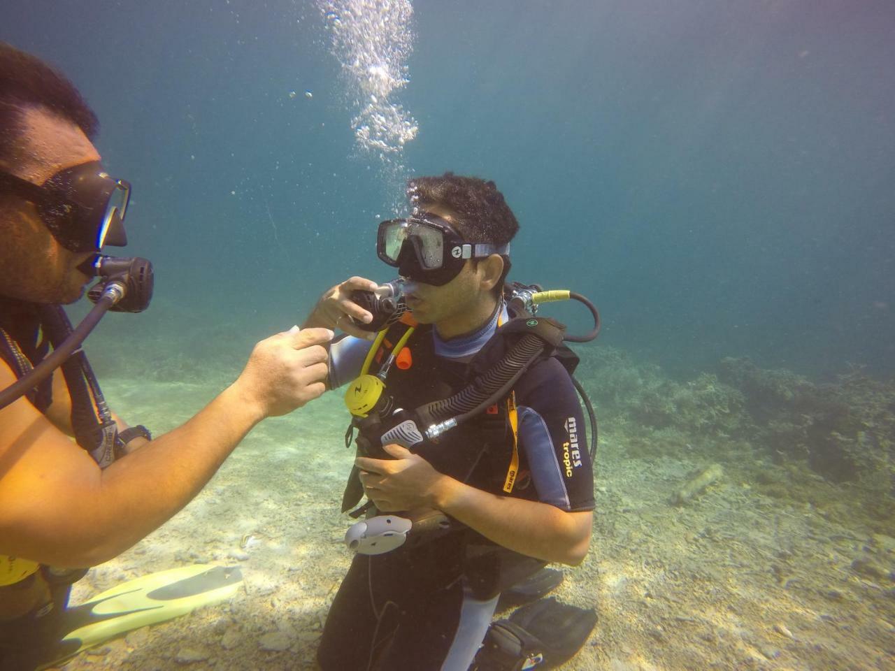 Blue Shark Divers Bunaken Buitenkant foto